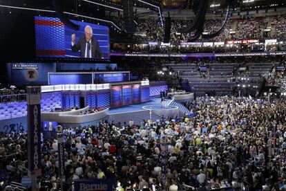 El precandidato demócrata Bernie Sanders, que ha intervenido en la primera jornada de la Convención Demócrata en la que se prevé que Hillary Clinton salga coronada como la candidata a la Casa Blanca, ha reconocido que entiende la decepción de los delegados que le brindaron su apoyo, pero ha afirmado que Clinton "debe ser la presidenta de Estados Unidos".