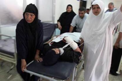 Una peregrina herida es ingresada en un hospital de Bagdad.