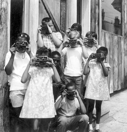 Kodak insistía en que el manejo de sus cámaras era muy sencillo. En la imagen, varios niños usan sus cámaras Instamatic en Cincinnati, en una imagen tomada en 1970.