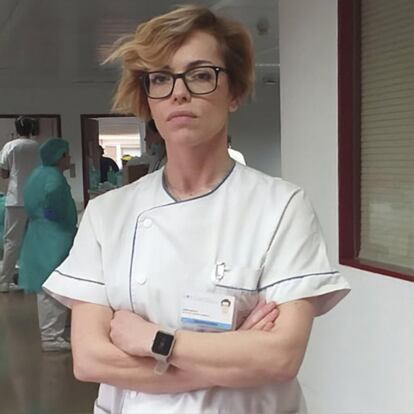 <b>Pilar Arribas (42). Enfermera, supervisora de hospitalización de medicina Interna en el Hospital Universitario Fundación Alcorcón (Madrid). </b><p>En 22 años de experiencia no había vivido nada igual. Su unidad se ha convertido en una “unidad Covid”. Se encarga de organizar turnos, de que haya suficiente material de trabajo y de verificar que se sigan con escrupulosidad los protocolos de seguridad para el tránsito entre “la zona caliente” (de infectados) y la “zona templada” (en principio, libre de patógenos). "Estamos preparados. Vamos a poder con el virus", concluye.