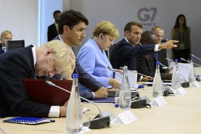 De izquierda a derecha: El primer ministro británico, Boris Johnson; el primer ministro canadiense, Justin Trudeau; la canciller alemana, Angela Merkel y el presidente francés, Emmanuel Macron durante una reunión en la Cumbre del G7 en Biarritz (Francia). Los líderes del G7 han acordado este lunes en su reunión una “ayuda inmediata” de 20 millones de dólares (unos 17,9 millones de euros) para apoyar a los países afectados por la catástrofe que devasta el “pulmón del planeta”, como la calificó el presidente francés y anfitrión de la cita, Emmanuel Macron.