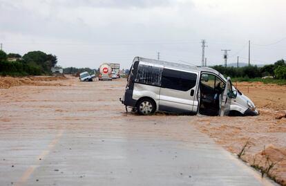 Vehículos atrapados en la N-238 a la altura de Vinaròs y en el municipio de Rossell, este miércoles, en Castellón.