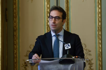 El ministro de Economía, Carlos Cuerpo, en una jornada sobre las cláusulas de suspensión de deuda este lunes.