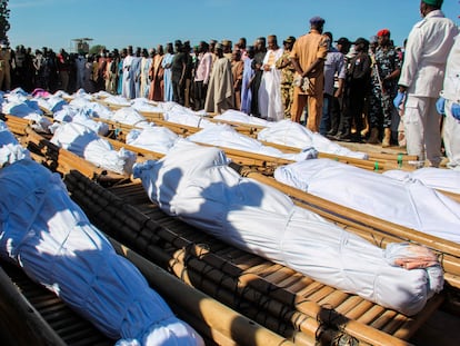 Funeral da matança em 28 de novembro de 2020 na Nigéria, perpetrada supostamente por membros do grupo jihadista Boko Haram.