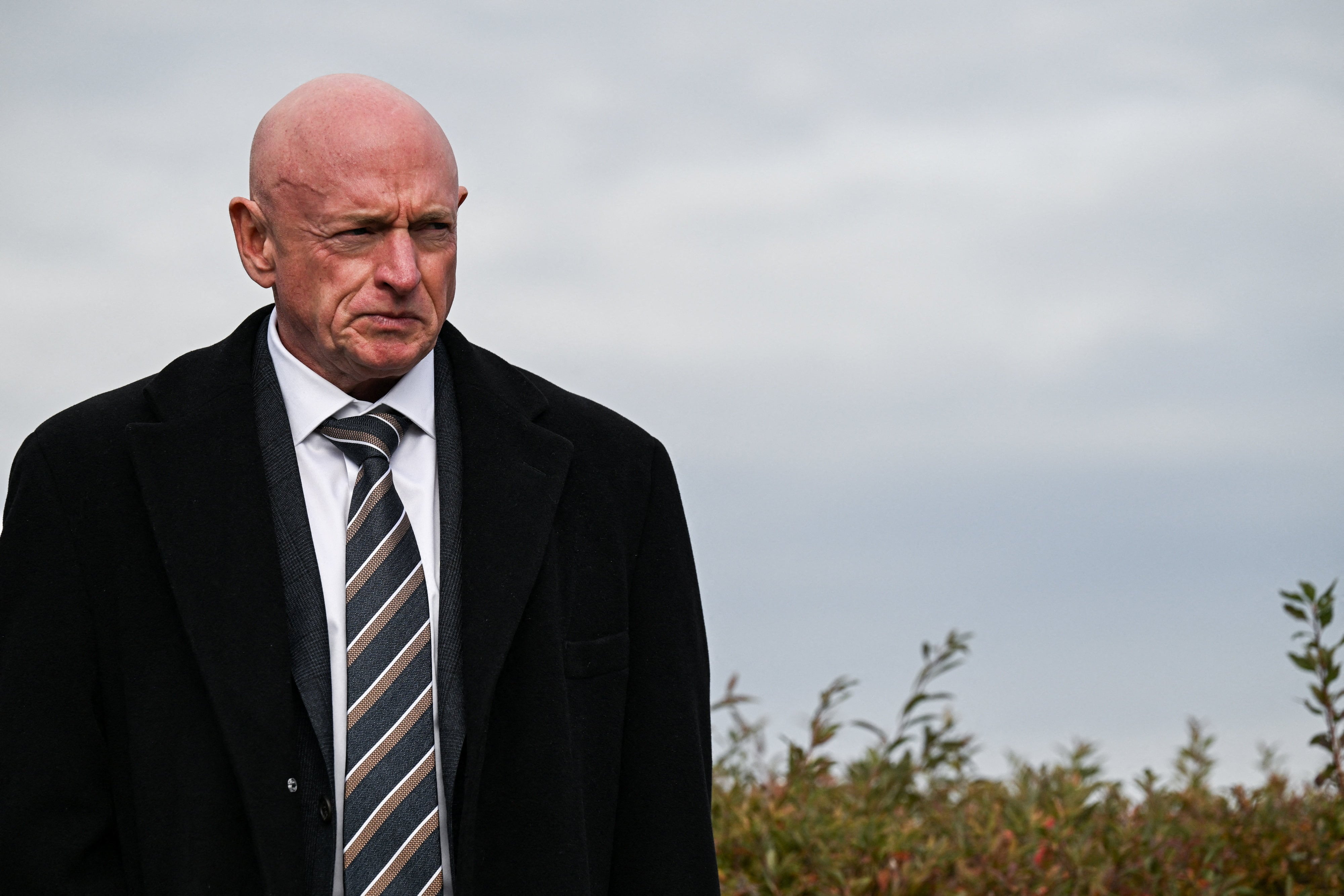 El Pentágono amenaza con un juicio militar a un senador demócrata señalado por Trump