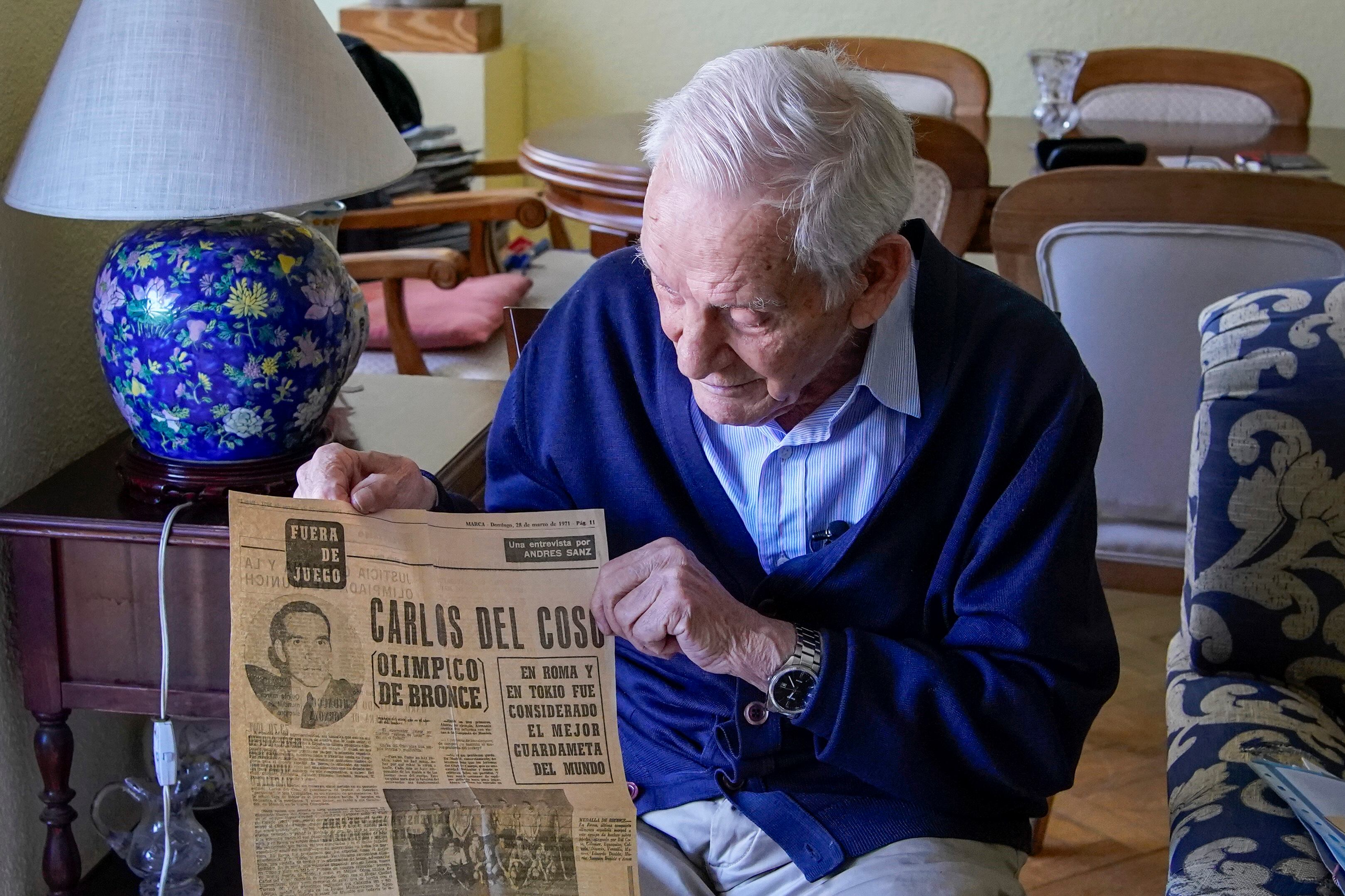 Carlos del Coso sujeta un recorte de periódico en su casa de Aravaca (Madrid) en el que se dice que es el mejor portero del mundo.