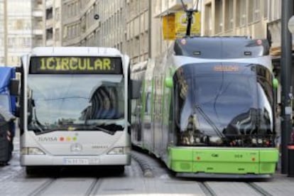 Un tranvía y un autobús urbano en Vitoria.