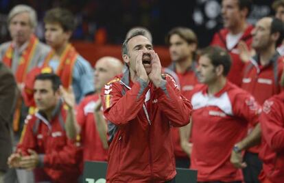 Corretja anima a sus jugadores durante el partido de dobles