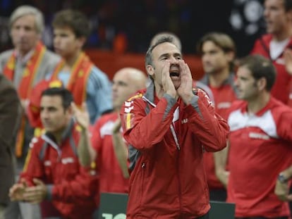 Corretja anima a sus jugadores durante el partido de dobles