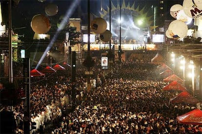 Cientos de miles de personas han celebrado la llegada del a?o nuevo en la Avenida Paulista de Sao Paulo.