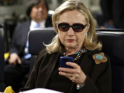 Clinton, durante un vuelo a Libia, en octubre de 2011.