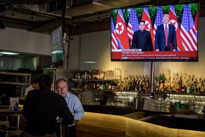 Una televisión de un bar retransmite la cumbre entre Estados Unidos y Corea del Norte en Singapur. 