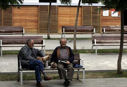 La plaza de Fort Pienc: el dise&ntilde;o no evita que la vida se apodere del espacio.