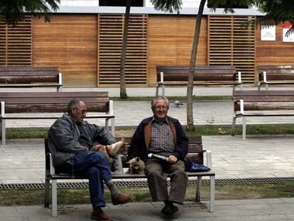 La plaza de Fort Pienc: el dise&ntilde;o no evita que la vida se apodere del espacio.