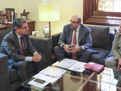 Enric Millo, delegado del Gobierno, junto a Miguel Borra, presidente del CSIF.