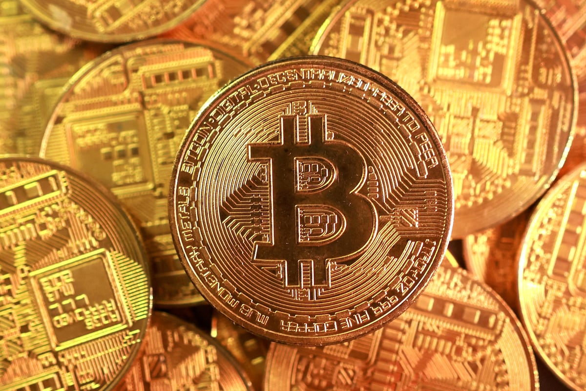 Bitcoin encuentra trabajo temporal como canario en la mina | Fondos y  Planes | Cinco Días