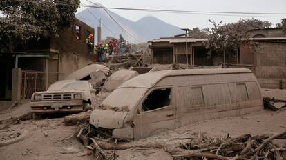 Carros soterrados após erupção