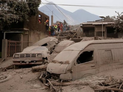 Carros soterrados após erupção
