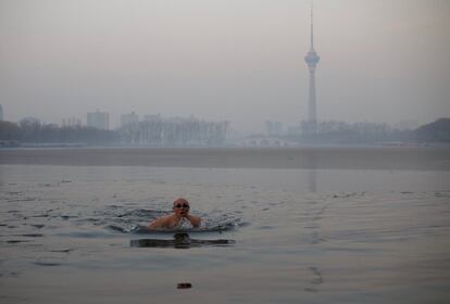 La Agencia de Protección Ambiental de Estados Unidos (EPA, en sus siglas en inglés) considera peligroso cualquier nivel por encima de los 300 microgramos. En la imagen, un hombre nada en un lago de Pekín, en China, entre la polución.