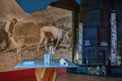 Detalle de la sala del restaurante Ansils, en Anciles (Huesca).