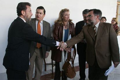 Manuel Gracia (PSOE), Antonio Sanz (PP), Concha Caballero (IU) y José Calvo (PA), ayer en el Parlamento.