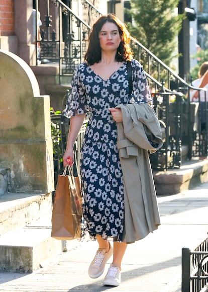 Un vestido vaporoso de flores con unas zapatillas blancas clásicas: la combinación para todo con la que nada puede salir mal.