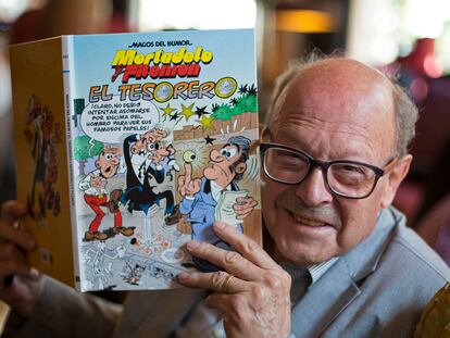 Francisco Ibáñez muestra uno de los cómics de Mortadelo y Filemón