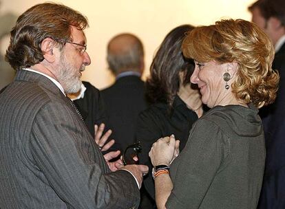 Juan Luis Cebrián, consejero delegado de PRISA, charla con Esperanza Aguirre.