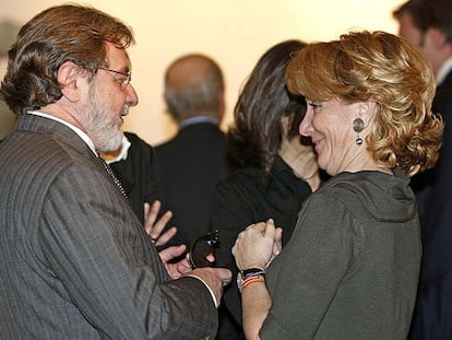 Juan Luis Cebrián, consejero delegado de PRISA, charla con Esperanza Aguirre.