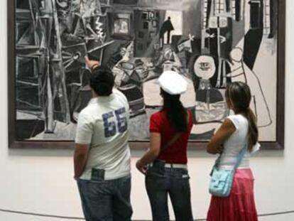 Visitantes del Museo del Prado observan una de las obras de Picasso expuestas en la exposición.
