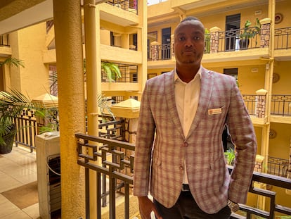 El hotelero Ismaël Bakina posaba el 12 de marzo en uno de los balcones del albergue Hope, con las estancias de fondo.