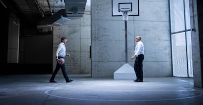 Aparicio y Laso en una cancha de baloncesto.