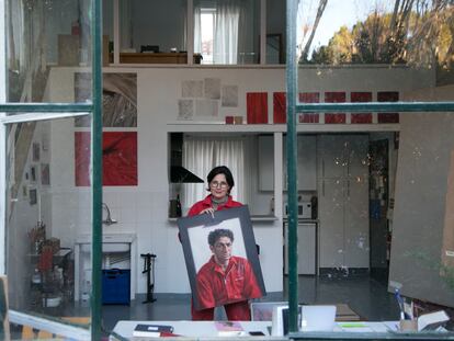 Mery Sales enseña el retrato con mono rojo que hizo del compañero de residencia, el artista sirio Najah Albukai.