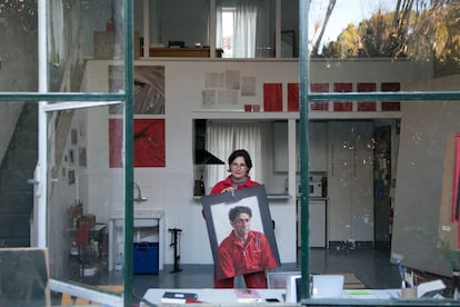 Mery Sales enseña el retrato con mono rojo que hizo del compañero de residencia, el artista sirio Najah Albukai.