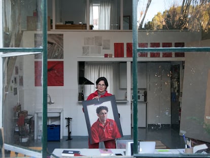 Mery Sales enseña el retrato con mono rojo que hizo del compañero de residencia, el artista sirio Najah Albukai.