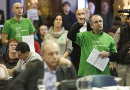 Un representante de los vecinos de Igeldo intenta tomar la palabra durante el pleno monográfico sobre el enclave.