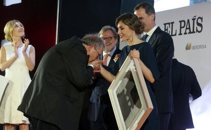 El periodista polaco Adam Michnik besa la mano de la reina Letizia durante la entrega de los premios. El histórico director de la 'Gazeta Wyborcza' (diario progresista de referencia en Polonia, fundado tras la caída de la dictadura comunista en 1989) ha recogido el premio a la mejor trayectoria profesional.