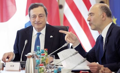 Mario Draghi (izquierda) y Pierre Moscovici, este jueves en Dresde (Alemania).
