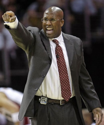 Mike Brown da instrucciones durante un partido de los Cleveland Cavaliers en 2010.