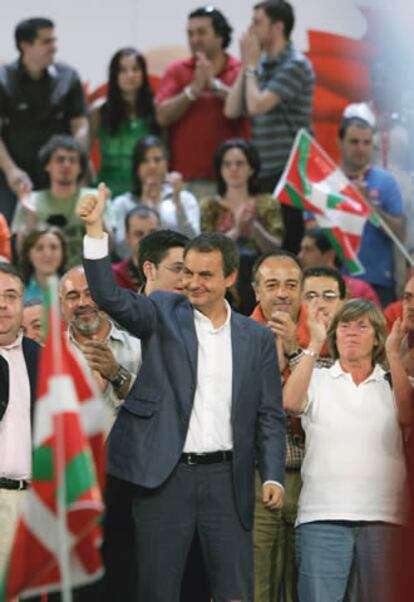 Zapatero en un mitin en Barakaldo (Vizcaya) con los socialistas vascos celebrando el día de la Rosa.