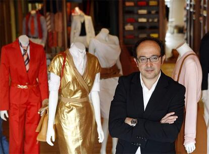 José Rodríguez Pineda, en la tienda de El Caballo, en el barrio sevillano del Arenal. La empresa ha cumplido 116 años.