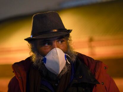 José Manuel de la Calva, de 64 años, esperando el autobús de la campaña de frío el martes