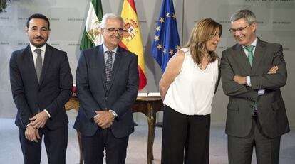 Fernando López Gil, el vicepresidente Manuel Jiménez Barrios, Susana Díaz, y el nuevo portavoz del Gobierno andaluz, Juan Carlos Blanco.