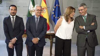 Fernando L&oacute;pez Gil, el vicepresidente Manuel Jim&eacute;nez Barrios, Susana D&iacute;az, y el nuevo portavoz del Gobierno andaluz, Juan Carlos Blanco.