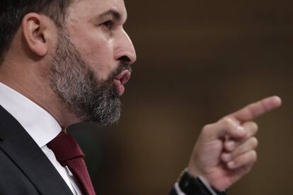 Abascal, líder de Vox, señala durante el debate de la moción de censura en la Cámara baja.