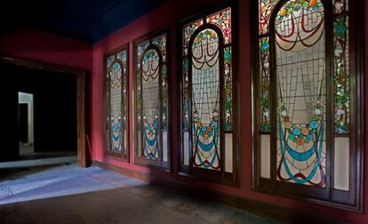 Cuatro de las vidrieras del piso noble de la Casa Burés.