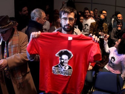 Un joven muestra una camiseta contra la crispación política.