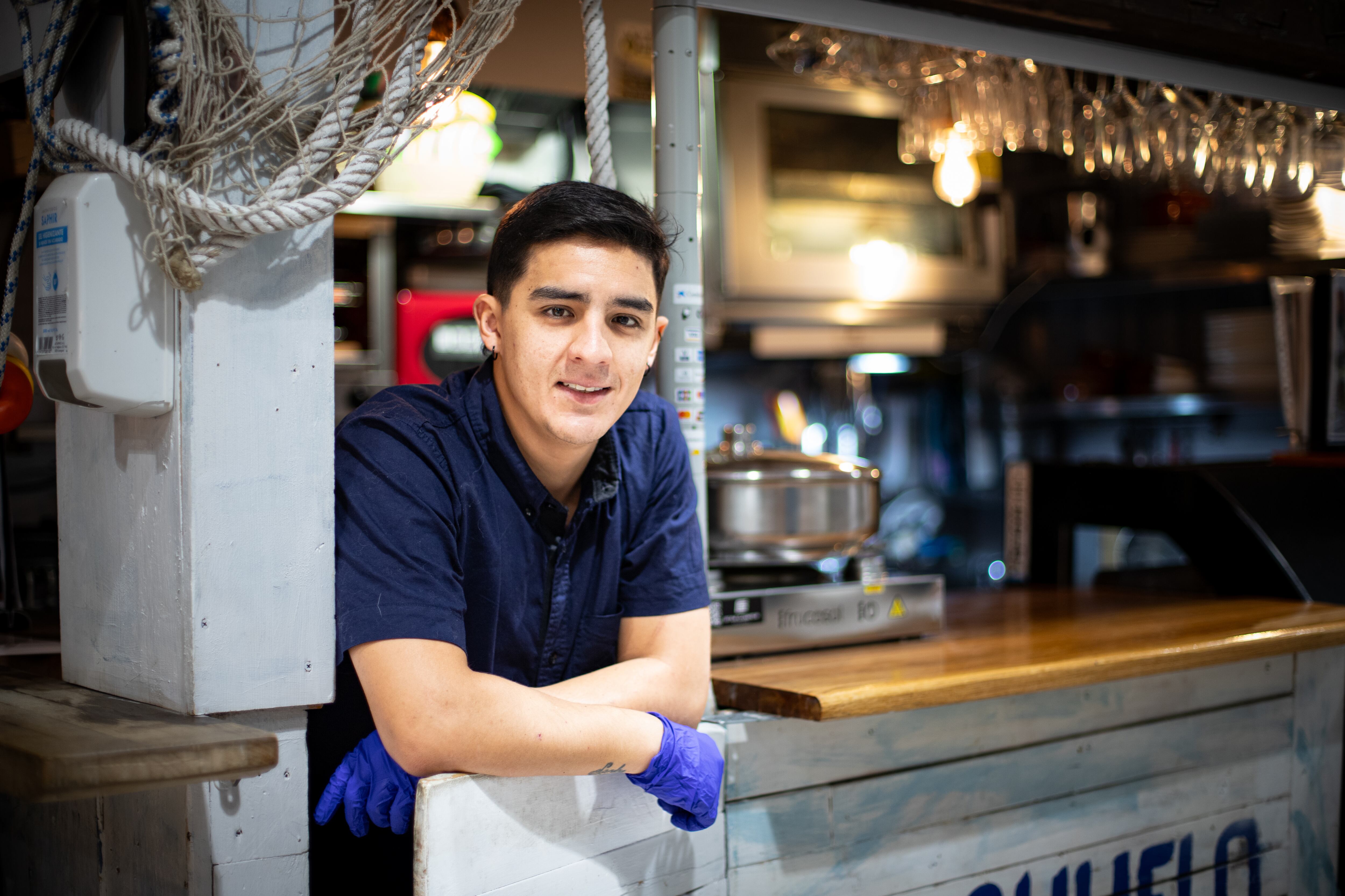 Mateo Salcedo posa en un negocio del Mercado de Vallehermoso, el viernes en Madrid.