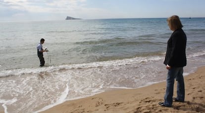 Un operario prueba la sonda para medir la temperatura del agua de la playa de Benidorm.
