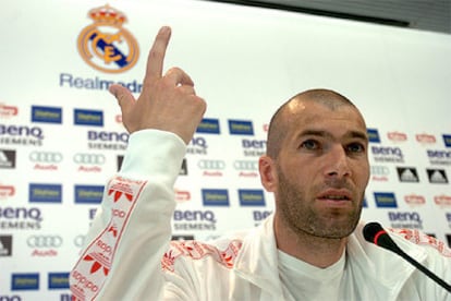Zidane, durante la rueda de prensa que ha ofrecido hoy en Madrid tras anunciar ayer que dejará el fútbol.